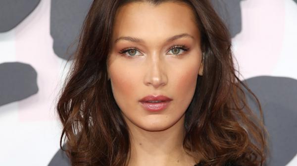 اختيار عارضة الأزياء العربية الأصل "بيلا حديد" أجمل امرأة في العالم